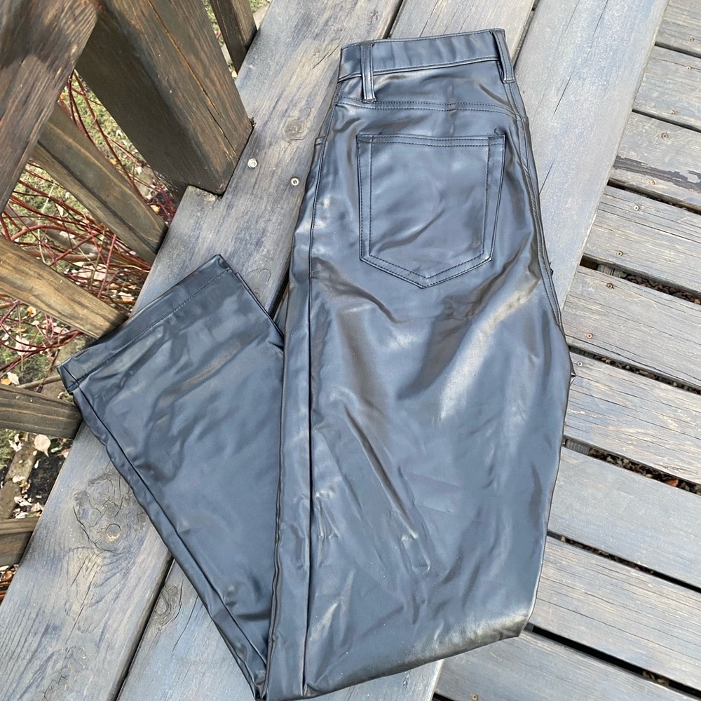 Vegan leather 90s straight pants in black